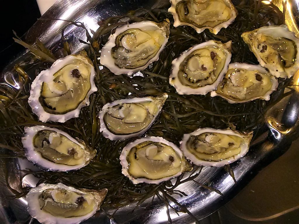 Plateau d'huîtres des Héaux prêt à déguster sur un lit d'algues