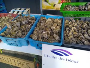 Stand de vente des bourriches d'huîtres, paniers plein d'huîtres